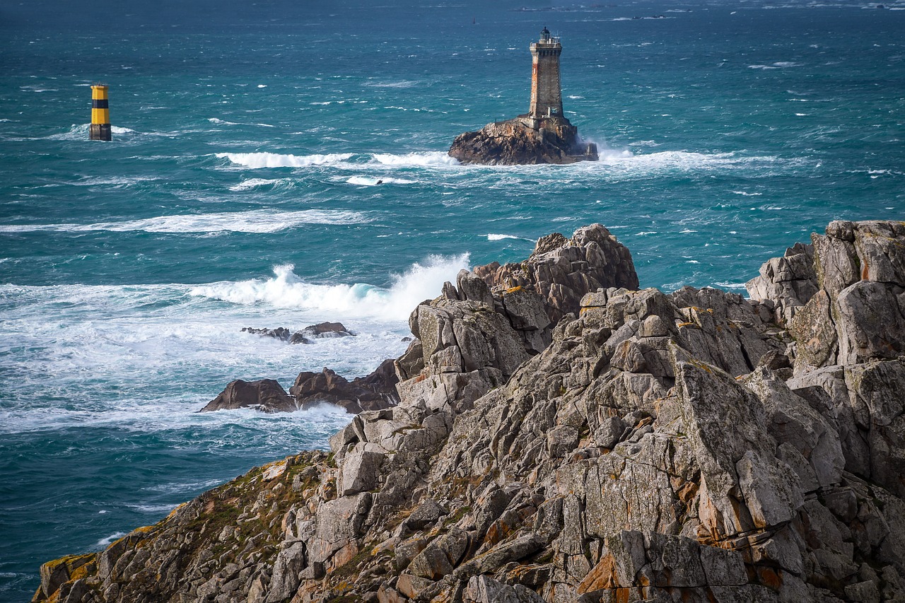 La Bretagne: une région française aux uniques falaises et belles plages. 